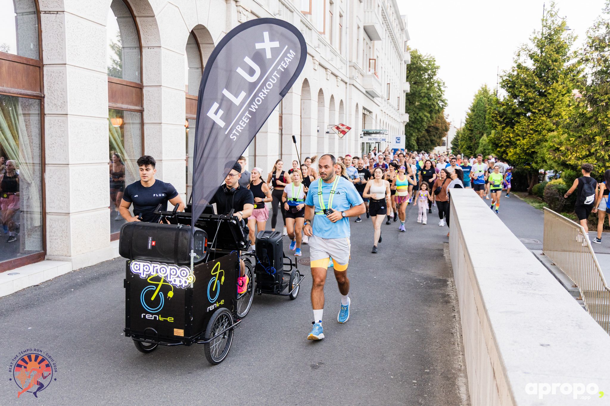 DJ-ul pe bicicletă, urmat de haita de alergători pe străzile Sibiului la prima ediție